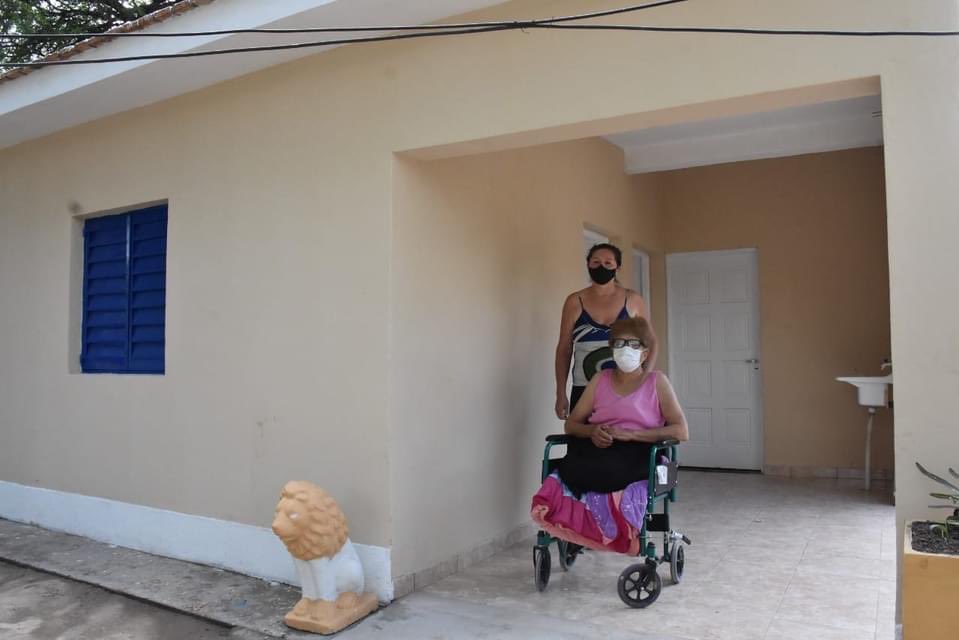 Esta mañana, desde el domicilio de la familia Giménez,en el B° Villa Borges en ciudad Capital, deje inauguradas, 11 soluciones habitacionales del programa de emergencia habitacional,que se suman a otras miles de familias vulnerables beneficiadas en el conurbano  Santiago-La Banda