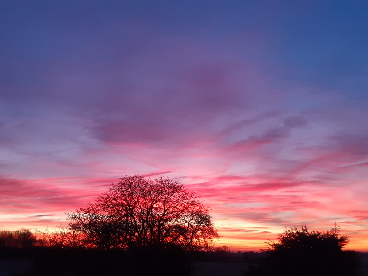 PaulHeather9's tweet photo. Sunrise over Cockfield today. #Suffolk #WinterSolstice #weather #weather https://t.co/1Yge7364pk