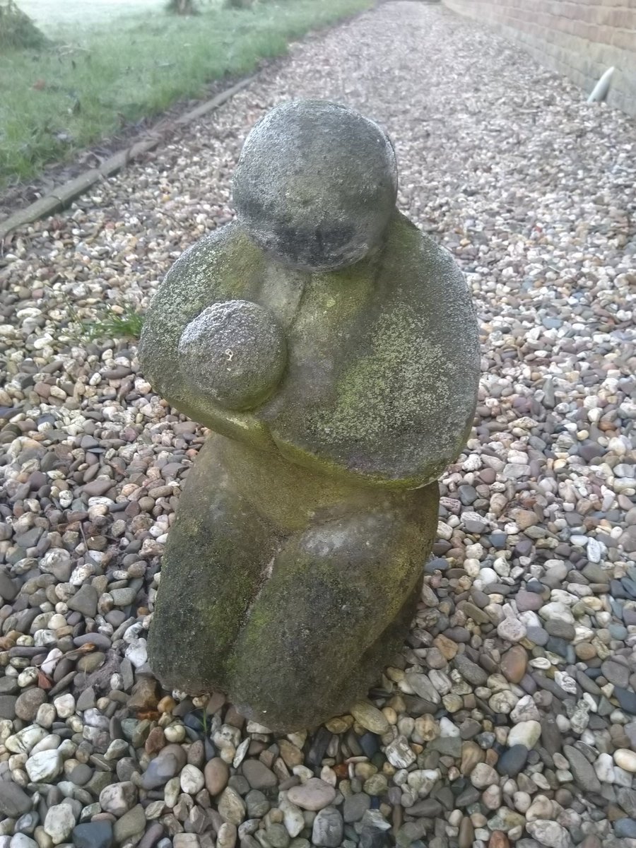 jvisserwaaksens's tweet photo. Gevonden langs #pier #Holwerd dit stenen #sokkel #beeldje. Meegenomen #Ameland en later spijt gekregen? #kindergraf? https://t.co/tLIYgJOhf9