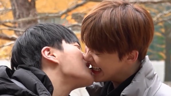 intokmj's tweet photo. someone save sanha. 😭😂 https://t.co/ECXBp5B4ks