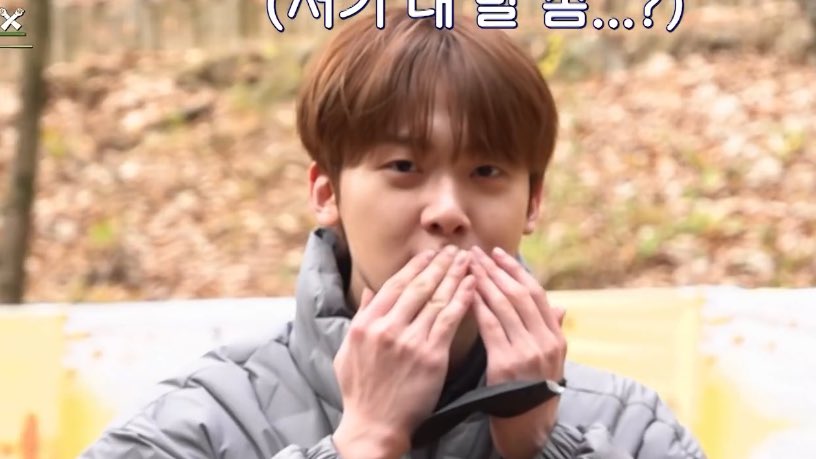 intokmj's tweet photo. someone save sanha. 😭😂 https://t.co/ECXBp5B4ks