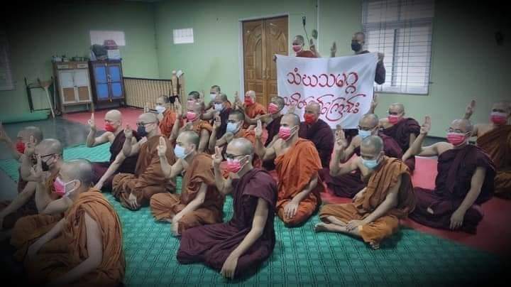 ActivistLittle's tweet photo. Anti-coup revolutionary domestic strike by Mandalay's Monks Union as usual. 🪧

#Dec22Coup #HelpMyanmarIDPs
#WhatsHappeningInMyanmar https://t.co/M8RzKd9VOf