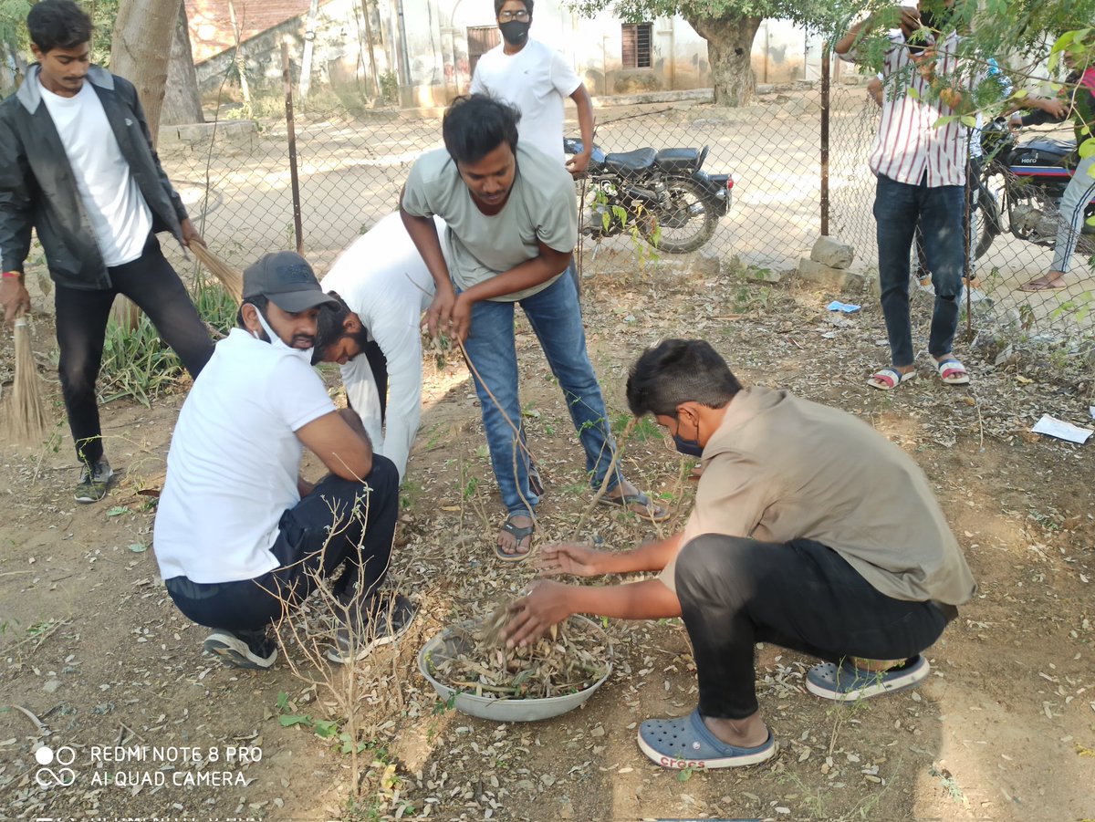 adarsh_dandem's tweet photo. .@RajeevReddyOffl గారి ఆధ్వర్యంలో పాలిటెక్నిక్ కాలేజ్ ఆవరణంలో శ్రమదానం నిర్వహించారు.బుధవారం జిల్లా కేంద్రంలోని పాలిటెక్నిక్ కాలేజ్ గ్రౌండ్ లో యూత్ కాంగ్రెస్ రాష్ట్ర ఉపాధ్యక్షులు రాజీవ్ రెడ్డి గారు సమక్షంలో కంపచెట్లు పిచ్చిమొక్కలు తొలగించడం జరిగింది @Collector_WNP @SpWanaparthy https://t.co/dl0LHdWlP3