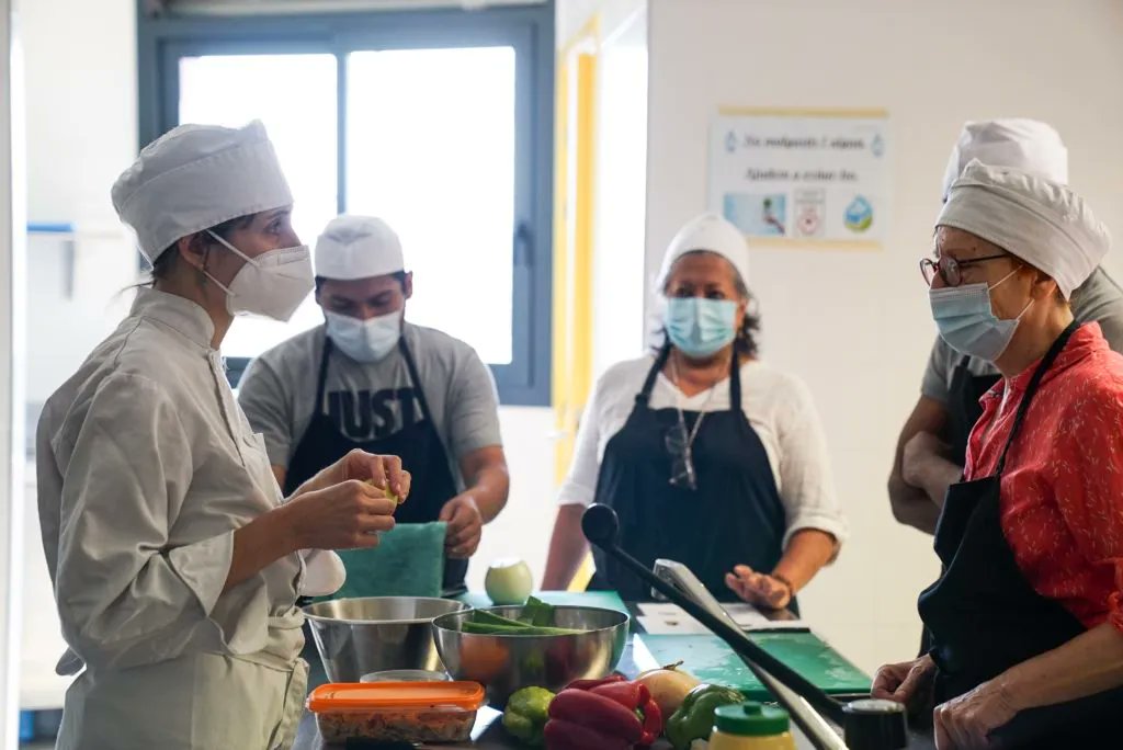 🥗The Alimenta philosophy goes beyond offering food. It aspires to completely change the paradigm and model of social nutrition in @Barcelona_cat.

➡️Read about what <a href="/arroyo_josep/">Josep Antoni Arroyo</a> and <a href="/Soniafor/">Sonia Fuertes</a> have to say about the right to #socialfood. buff.ly/3wJh0zt
