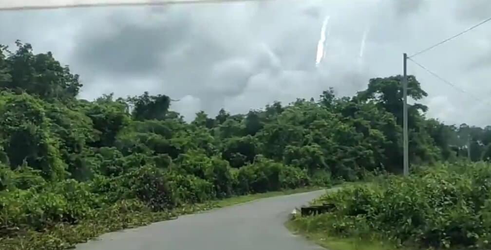 Since 1st week of December, Villagers from villages(UTo,MyitShu and SinKhuuTaung)along Pathein-ChaungThar Road are being abducted by SAC as Human Shields to search for PDF members.SAC stationed in the villages and abducted about 30people as porters at a time for 4days.
#Dec22Coup