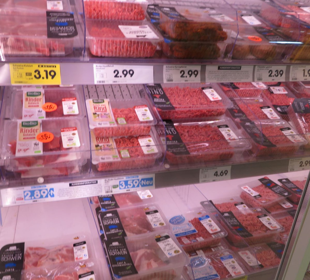 DrNiemitz's tweet photo. SUPER!! (Wenn's kein Reklametrick ist): Große #Discounter wollen (angeblich?) nur noch einheimisches #Fleisch vermarkten und #Tierwohllabel 1 und 2 verbannen. Hoffentlich stimmt diese Meldung!
#Steak #Billigfleisch #BMEL #GFFA @sciforfuture #Mercosur #Grillfleisch #PSE https://t.co/H7H4XeG3cd