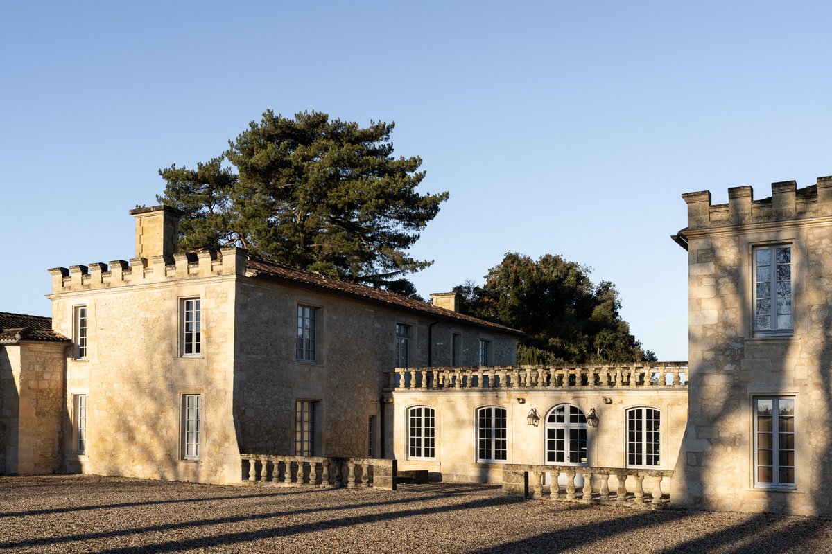 Ch_deFerrand's tweet photo. Only a few days left before Christmas!🎄Reception and tours at #ChateaudeFerrand will be closed from December 22nd until January 2nd. Office and shipping departments remain at your disposal for your last orders or any other queries! HAPPY HOLIDAYS! ✨ https://t.co/9Z2vEOZNbb