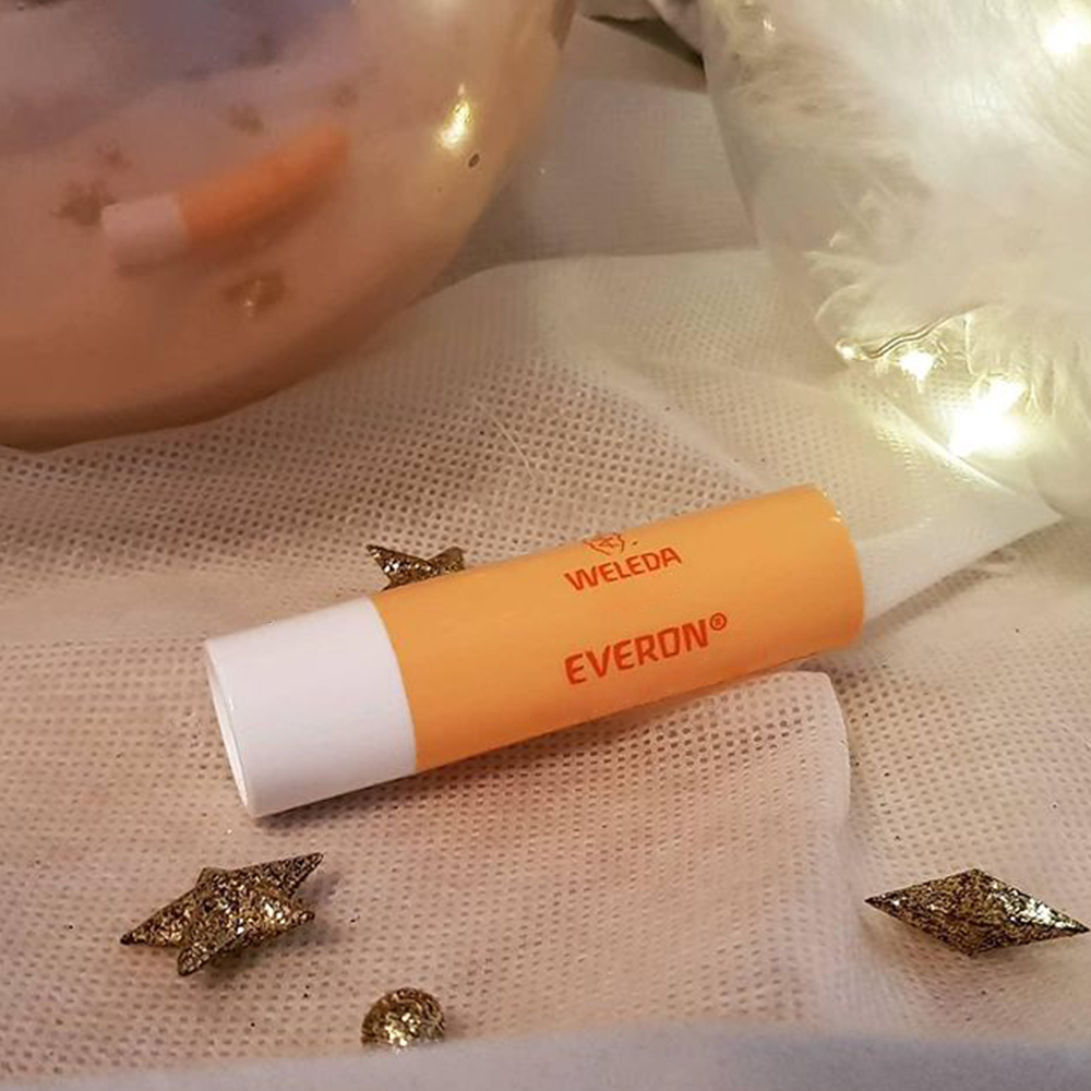 WeledaUK's tweet photo. Brrrr! Baby its cold outside! We think its definitely time for our Everon #LipBalm – a wonderful blend of #beeswax, #organic #jojobaoil, precious #rose wax, and organic #sheabutter to nourish and protect dry and delicate lips (it’s also a great stocking filler!) #lipsaviour https://t.co/zmKPmX66hb