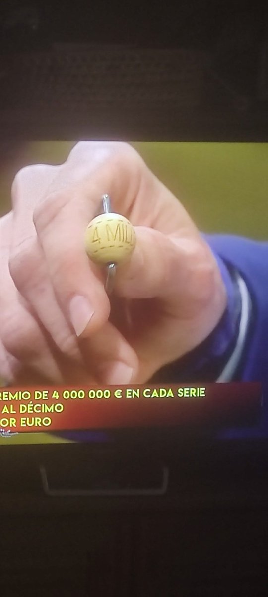 Migelos3's tweet photo. La bolita de la suerte, la bolita que nos puede alegrar este 22 de diciembre. Feliz y espero suertudo o saludable día. Que la suerte nos acompañe!! #LoteriaRTVE https://t.co/G458rnaMoh