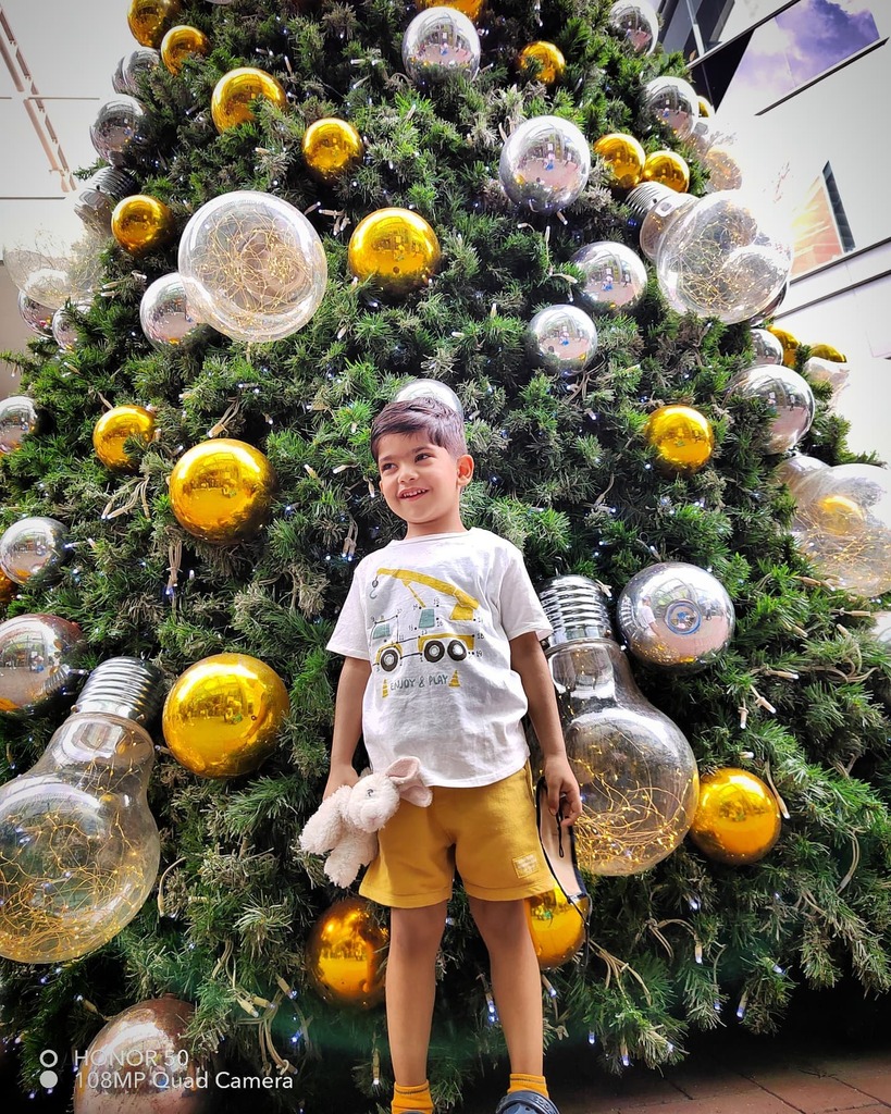 TheLifesWay's tweet photo. Totally loved the picture taken @rosebankmall at one of their #ChristmasTrees at the entrance #Rosebank @HonorAfrica #Honor50 #WonderInOneTake #TheBestVlogPhone #TechBlogger #mobilephotography https://t.co/hz0530qV92