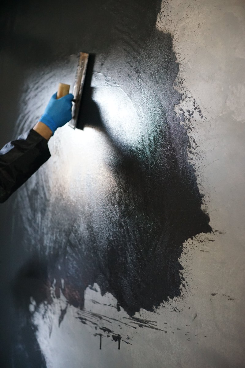 本日は、廃棄予定だった瓦を塗料にして壁に塗装。
#いすみ古材研究所
#中村塗装工業所
#BeyondtheSurface