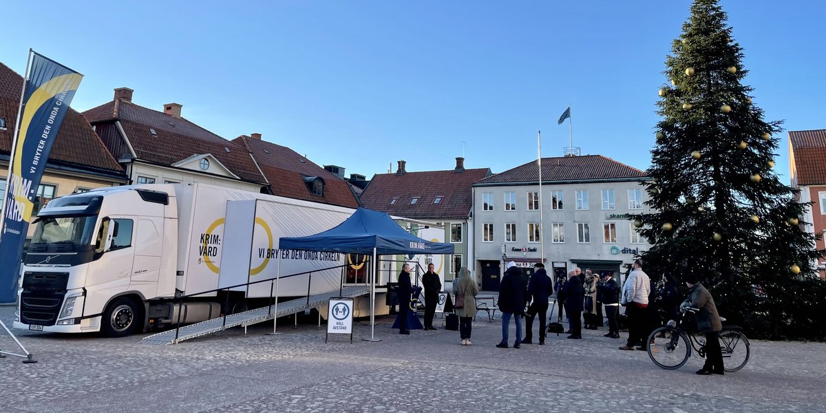 I två dagar gästar Kriminalvårdens trailer Kalmar för att berätta om den nya anstalten, nya jobb, hur en dag ser ut inne på fängelset och svara på frågor från besökare. Generaldirektör Martin Holmgren fanns på plats vid trailern igår för att möta media och medarbetare. #krimvård