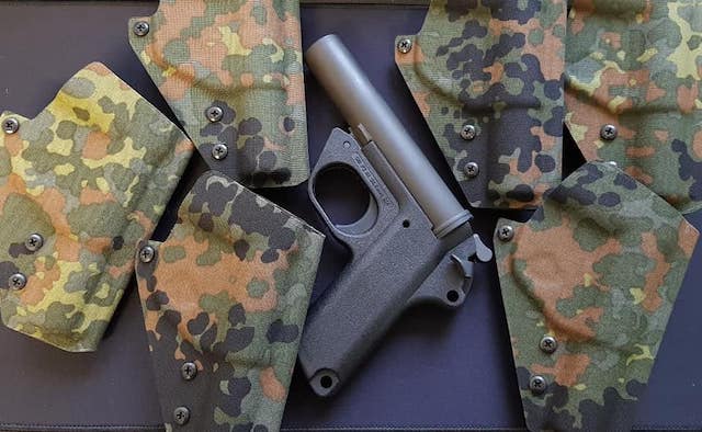spartan_at's tweet photo. Wer eine hat, kennt das Problem: wo steck ich das dicke Ding hin. Die H&K P2A1 #SigPi ist zwar praktisch und bereitet auch viel Freude mit dem Feuerwerk, das sie verteilt, aber sie hat eben eine spezielle Form und braucht einen eigenen Holster.
https://t.co/GNKV9pTHp3 https://t.co/cUsTKw3HNT