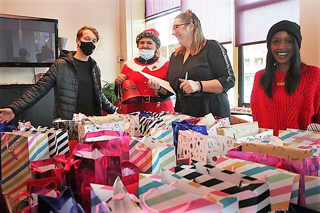 Mooie lokale actie in Ermelo. Hier zijn 100 kinderen uit gezinnen met minder geld verrast met een kerstgeschenk, mede mogelijk gemaakt door partner 
<a href="/kinderhulp/">Nationaal Fonds Kinderhulp</a>. 'Die blije gezichten, daar doe je het voor'.

ermelovannu.nl/actueel/11012-…