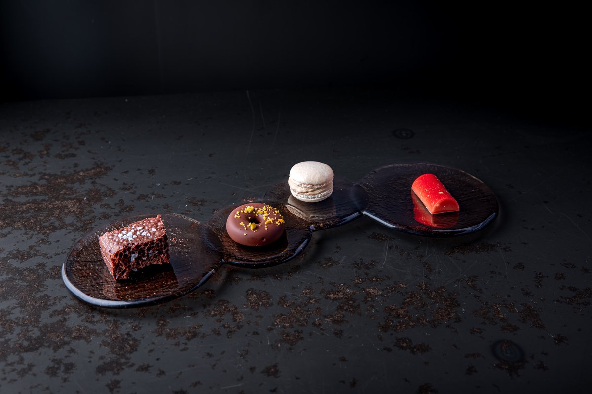 ARG_augaesal's tweet photo. Los petits de Merchán: roca de chocolate 70%, filipino de frambuesa con chocolate 55%, macarón de chocolate dulcey y bombón de chocolate blanco con yuzu. ¡Espectaculares! 🍴💧

RESERVAS 📲 https://t.co/JSOHCYSeVP
📍 Rúa da Fonte de Santo Antonio, 8

#AugaeSal https://t.co/uBCWqQAWuK