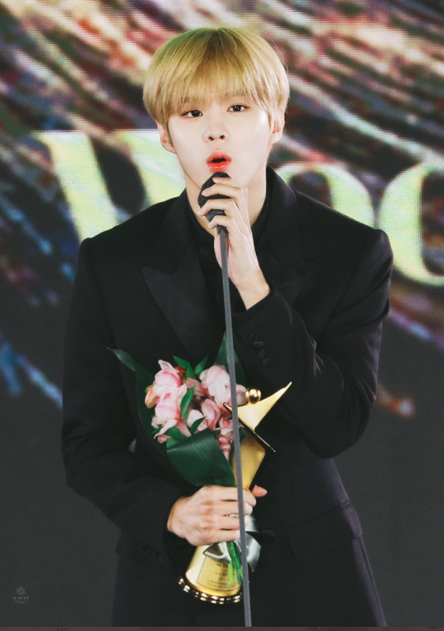 KWSvotingteam's tweet photo. [📺] Kim Wooseok received the " Rookie of the Year Award for Actor " at 2021 Asia Model Awards 🎊🎊

Nias, let's congratulate Wooseok again 🥰

🔗 :https://t.co/znfIOs3Ndk

#KIMWOOSEOK #김우석 https://t.co/JQoHM4cNer