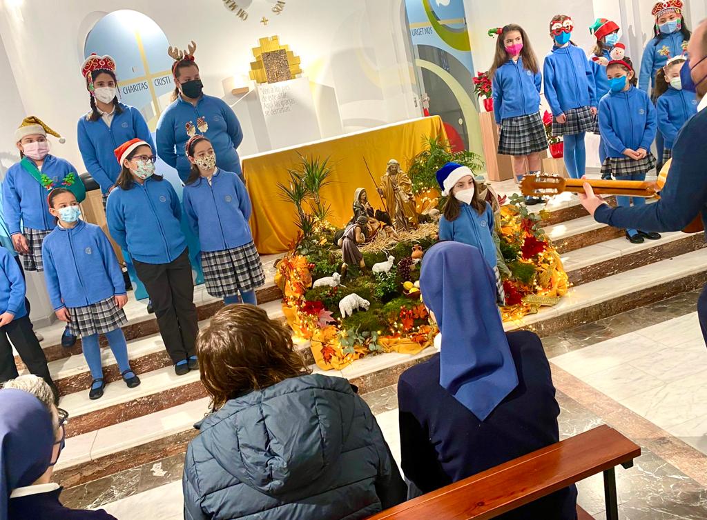 ColeMarillac's tweet photo. Isabel Díaz Ayuso, presidenta de la Comunidad de Madrid, visita nuestro colegio para felicitarnos la Navidad y celebrar junto con toda la comunidad educativa el final del primer trimestre.
#otranavidadesposible #EducaciónVicenciana #colegiosHHCC https://t.co/YwJ1OBCSpy