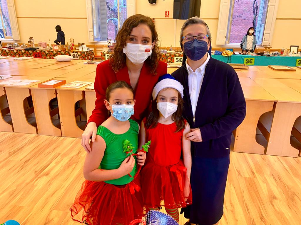ColeMarillac's tweet photo. Isabel Díaz Ayuso, presidenta de la Comunidad de Madrid, visita nuestro colegio para felicitarnos la Navidad y celebrar junto con toda la comunidad educativa el final del primer trimestre.
#otranavidadesposible #EducaciónVicenciana #colegiosHHCC https://t.co/YwJ1OBCSpy