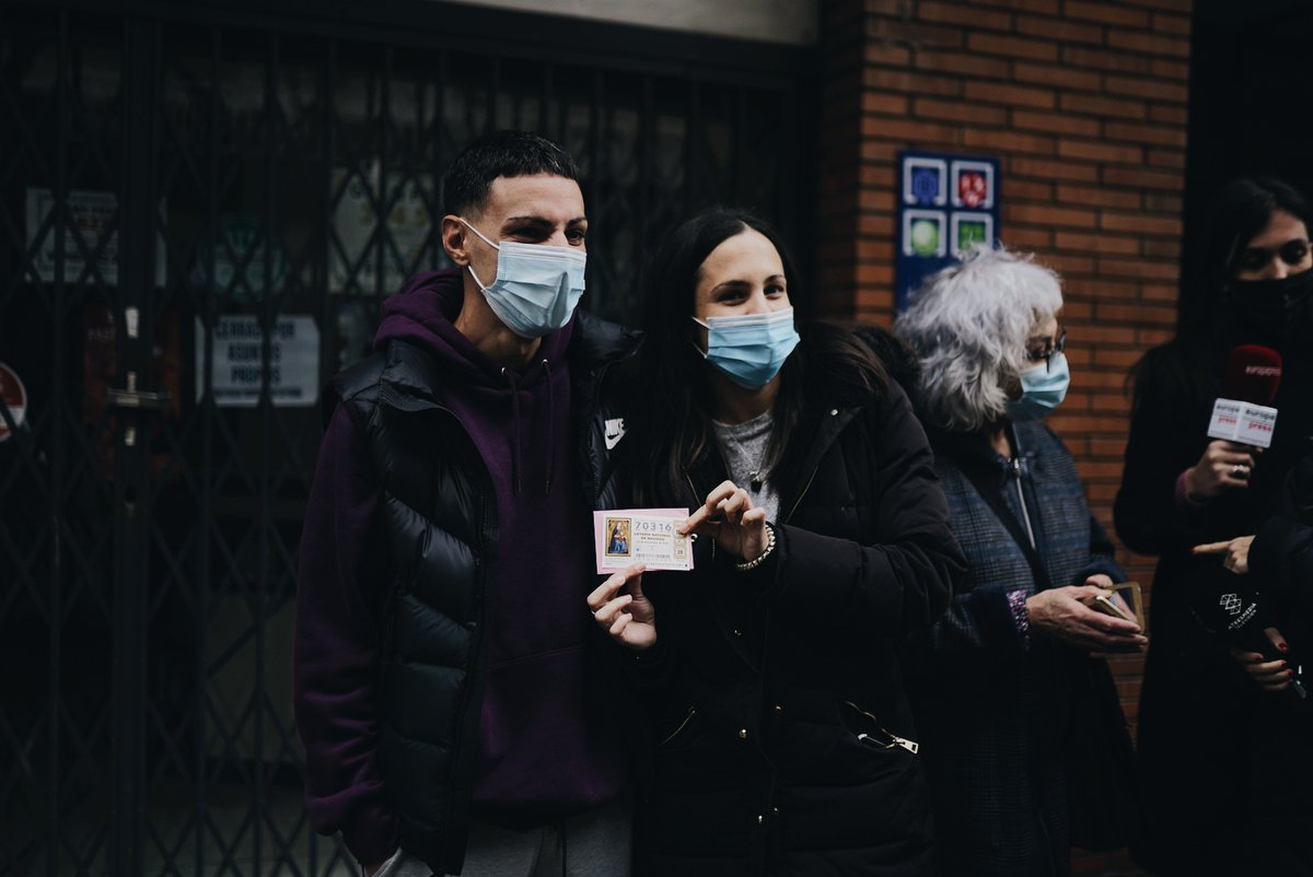 naciodigital's tweet photo. 🔴 Segueix en directe el sorteig de la loteria de Nadal, que ha deixat diversos premis a Catalunya. Consulta aquí els números premiats:

📸 @fredericesteve3, a Barcelona, on ha tocat un 4t premi
https://t.co/VKTyqVzDbo https://t.co/WQ4Q4vl0hP