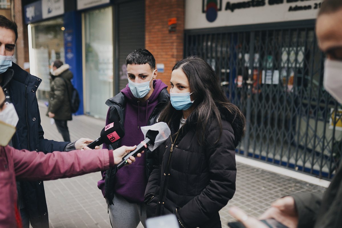 naciodigital's tweet photo. 🔴 Segueix en directe el sorteig de la loteria de Nadal, que ha deixat diversos premis a Catalunya. Consulta aquí els números premiats:

📸 @fredericesteve3, a Barcelona, on ha tocat un 4t premi
https://t.co/VKTyqVzDbo https://t.co/WQ4Q4vl0hP