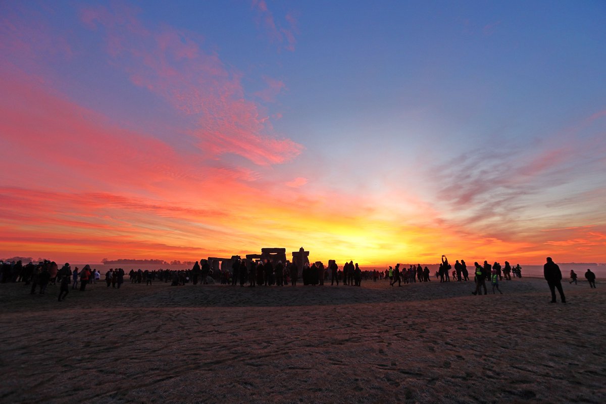 EnglishHeritage's tweet image. And the sun is up! Longer days are coming. ☀️

Happy Winter Solstice from Stonehenge! @EH_Stonehenge 
 #WinterSolstice #Sunrise