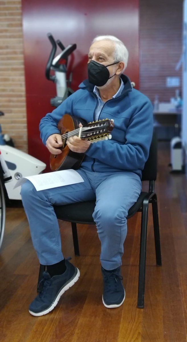 ¡¡Compartimos estas fotografías del concierto de música que nuestro usuario, Javier Prada, y su hijo han ofrecido en nuestro centro!! ¡Gracias alegrarnos con esos villancicos! 🔔🎵🎶🎄