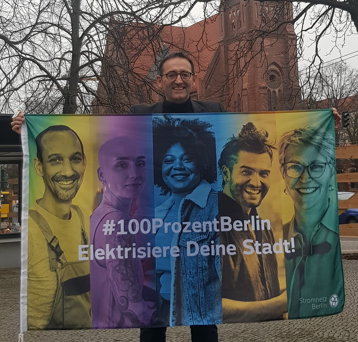 #100ProzentBerlin #bürgerrat Auch der Bezirksbürgermeister von Berlin-Mitte <a href="/DasselVon/">Stephan von Dassel</a> und das <a href="/BA_Mitte_Berlin/">Bezirksamt Mitte</a> unterstützen die Werbekampagne für unseren Bürger*innenrat. Wer aus dem Herzen von Berlin will mitmachen? Weitere Infos unter bit.ly/31AWg1G