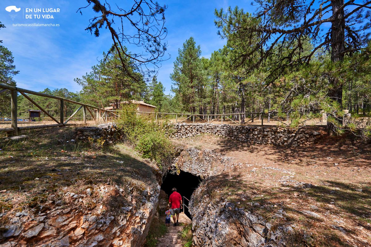 La #SimadeAlcorón, perteneciente a la localidad de #VillanuevadeAlcorón en la provincia de #guadalajara es un auténtico pozo natural de 63 metros de profundidad. 
Es la única sima de todo el #ParqueNaturaldelAltoTajo con acceso que facilita el descenso de sus más de 60 metros😲