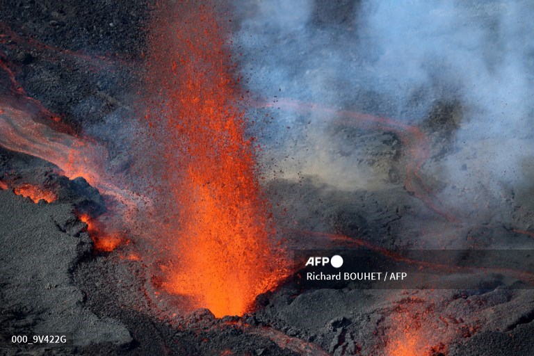 AFPphoto's tweet photo. #AFP Richard BOUHET captures the erupting Piton de la Fournaise volcano on the French Indian Ocean island of Reunion. https://t.co/jHa02NATX9