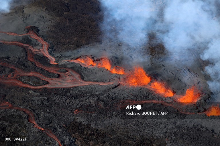 AFPphoto's tweet photo. #AFP Richard BOUHET captures the erupting Piton de la Fournaise volcano on the French Indian Ocean island of Reunion. https://t.co/jHa02NATX9