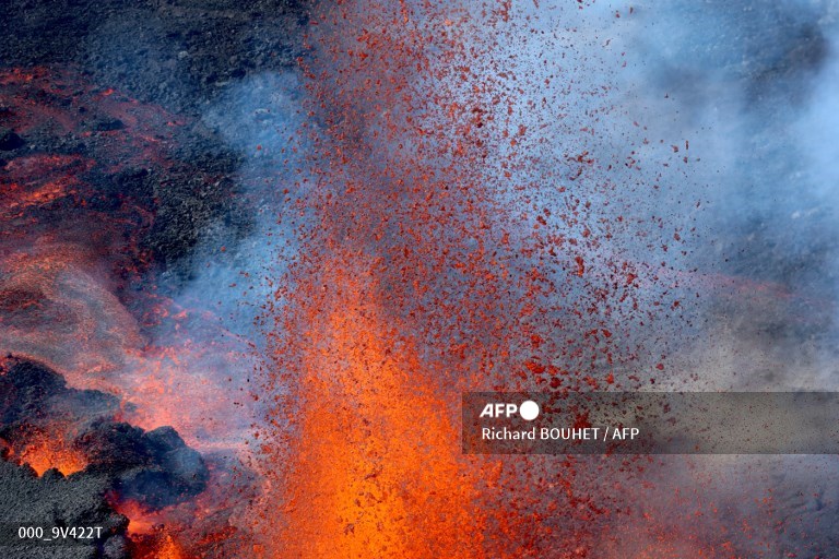 AFPphoto's tweet photo. #AFP Richard BOUHET captures the erupting Piton de la Fournaise volcano on the French Indian Ocean island of Reunion. https://t.co/jHa02NATX9