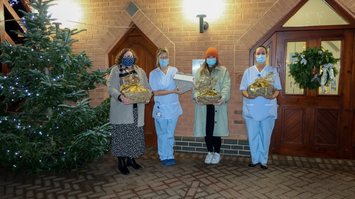 khhosp's tweet photo. ๐คฉ Christmas has come early thanks to @ZCTrust and @ZurichInsUK in Chipping Norton! ๐
On top of a HUGE ยฃ10,000 donation, they have taken the time to put together gifts for our patients and families to make Christmas a bit more special!โค๏ธ
#corporate #community #hospice #LoveZCT https://t.co/LUotj9SNnC