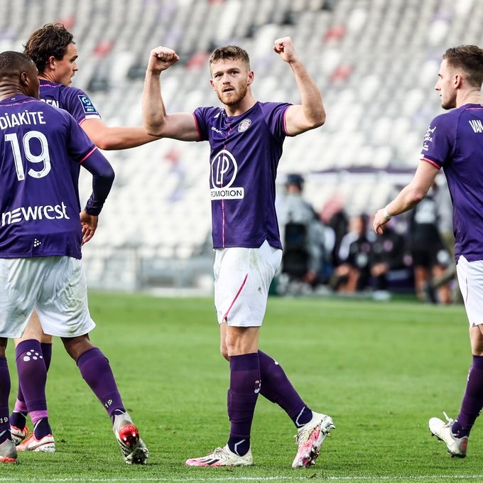 TFCDatabase's tweet photo. 📊 @evitthealey avec le @ToulouseFC :
Cette saison
⏱️ 1 600 minutes TCC
⚽️ 15 buts
🎯 3 passes décisives
➡️ décisif toutes les 89 minutes
La saison passée
⏱️ 1 891 minutes TCC
⚽️ 15 buts
🎯 2 passes décisives
➡️ décisif toutes les 111 minutes
#NOTFC https://t.co/CjJscbHaUJ