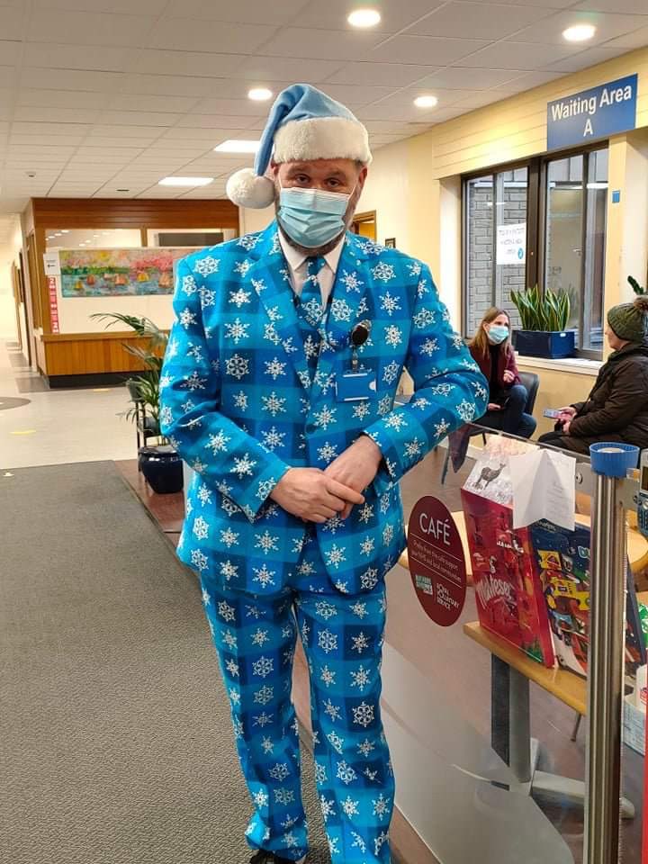 sandrews__'s tweet photo. Merry Christmas to all! David is our jolly door staff at Queen Margaret Hospital. During these challenging times, he brings a smile to all staff, patients and visitors who come to QMH @nhsfife @CharlieChung90 @NicoleW81920971 #MerryChristmas #HoHoHo https://t.co/ScJcm5iY4Y