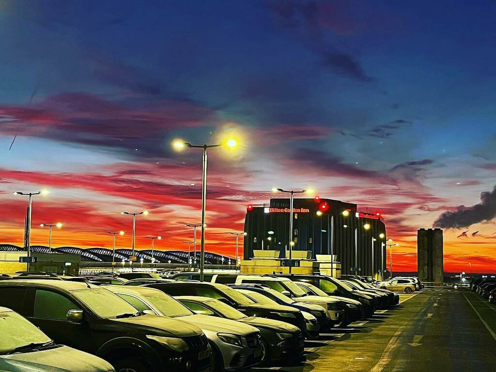 GDLuxuryT's tweet photo. Early start for clients coming form New York at @heathrow_airport T3 and then it’s chauffeured transport from airport to airport for PCR testing at @norwichairport, 280 miles down, it’s no wonder the luxury express looks the way she does, she went out cl… https://t.co/dNx2TpuKpd https://t.co/wzBUS0fUFF
