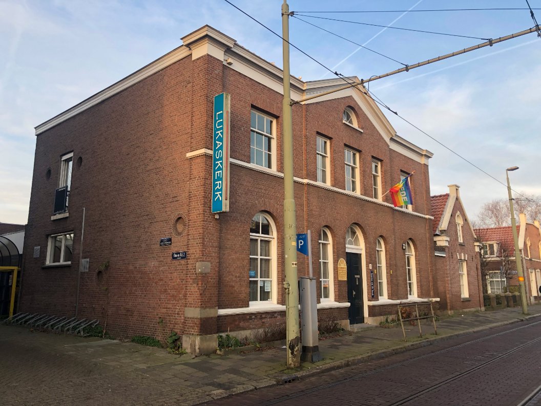 flobin's tweet photo. Net heb ik een donatie gedaan aan de #Voedselbank Haaglanden bij @StekDenHaag en ik werd met zo veel enthousiasme ontvangen dat ik het wel moet doorgeven! ❤️ Dus bij dezen roep ik @NielsBrinks en @Serpil__Ates op om ook te doneren! #VoedselbankChallenge 💪 https://t.co/X3VwciB6uy