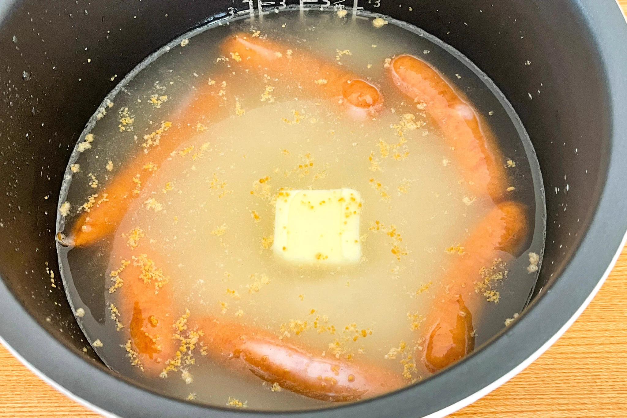 作り方が簡単で、その上とっても美味しそう！ソーセージやバターを使った、「炊き込みご飯」のレシピ！