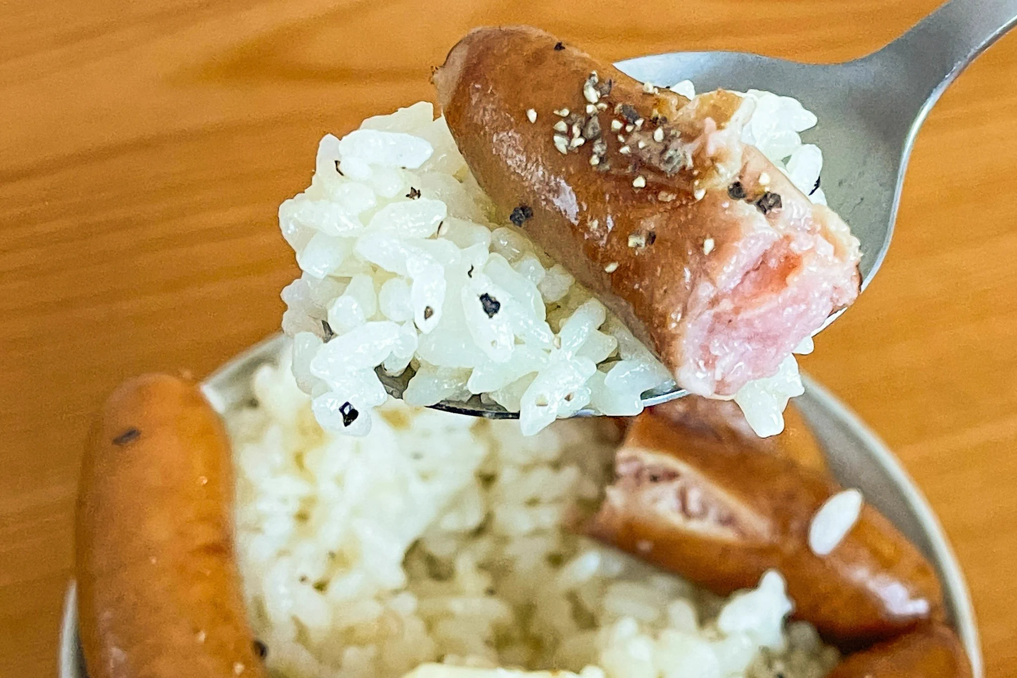 作り方が簡単で、その上とっても美味しそう！ソーセージやバターを使った、「炊き込みご飯」のレシピ！