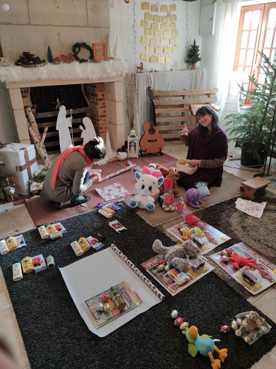 Ce midi repas de Noël des femmes sorties de la prostitution dont nous nous occupons. 🥂🌲Nous sommes en pleine préparation des cadeaux de Noël pour elles et leurs enfants ✨🎁. Merci à tous pour l'envoi des cadeaux. Vous avez été géniaux comme d'habitude !
