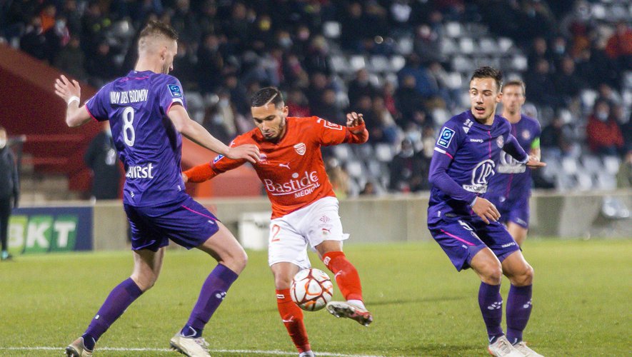 TFCDatabase's tweet photo. 📊 Le @ToulouseFC a concédé 4 buts depuis l'extérieur de la surface cette saison en @Ligue2BKT.
Seul Niort fait pire (5).
#NOTFC https://t.co/xi0ShbgvO5