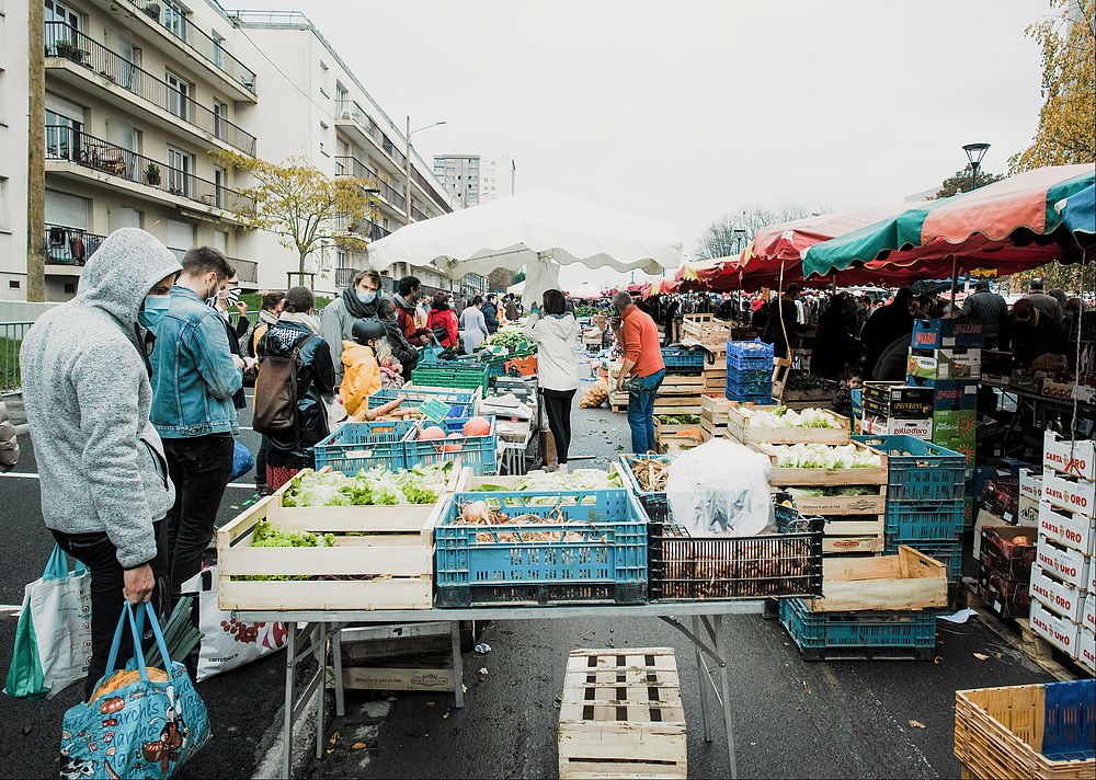 metropolerennes's tweet photo. ⚠️ Les #marchés des #Lices et du #Blosne sont avancés au vendredi pendant les vacances de Noël. 
➡️ Ils se tiendront donc les 24 et 31 décembre 🥦🥕🍆(en raison des fériés des samedis 25/12 et 01/01).
#Rennes #commerce https://t.co/nr0T4N1qmL