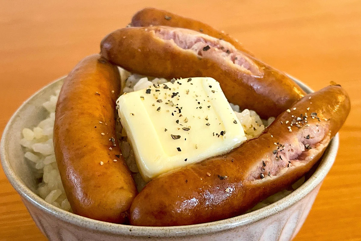 作り方が簡単で、その上とっても美味しそう！ソーセージやバターを使った、「炊き込みご飯」のレシピ！