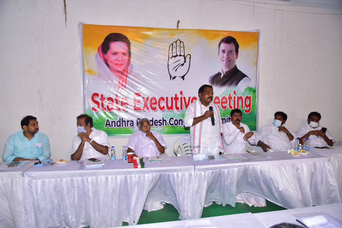 INC_Andhra's tweet photo. AICC General Secretary, in-charge of AP, @Oommen_Chandy Garu addressed the Executive Committee meeting today &amp; directed party leaders to expose the failures of the Union &amp; State govts. 

Before the meeting commenced, tributes were paid to former Chief Minister K. Rosaiah Garu. https://t.co/CvVnsa0zOG