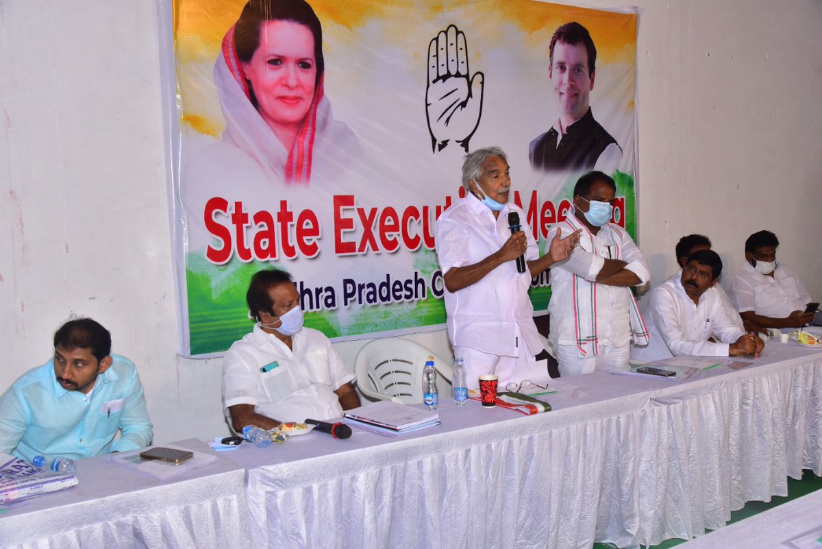 INC_Andhra's tweet photo. AICC General Secretary, in-charge of AP, @Oommen_Chandy Garu addressed the Executive Committee meeting today &amp; directed party leaders to expose the failures of the Union &amp; State govts. 

Before the meeting commenced, tributes were paid to former Chief Minister K. Rosaiah Garu. https://t.co/CvVnsa0zOG
