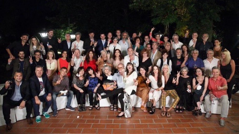 DiegorGuelar's tweet photo. Actoros,actoras, actores, periodistos, perodistas y periodistes, amigos, amigas y amigues de Cristina, celebran lo bien que les fue en el 2021, riendose de todos nosotros (no importa cuanto salio la fiesta, lo triste es que no se den cuenta de la tragedia que protagonizan…O SI ? https://t.co/VToOCxXe4Z
