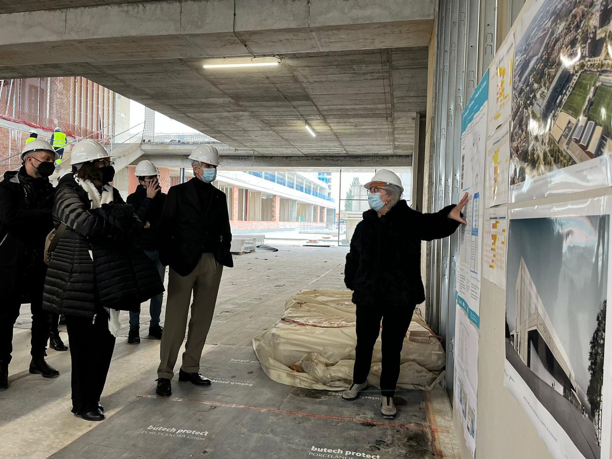 icscat's tweet photo. La directora gerent d'#icscat, @ylejardi, visita les obres d'ampliació de l'#hviladecans, amb les quals es preveu triplicar la superfície actual del centre i ampliar el nombre de llits, quiròfans i consultes #apcostaponent https://t.co/0vJ5Y4WAbE