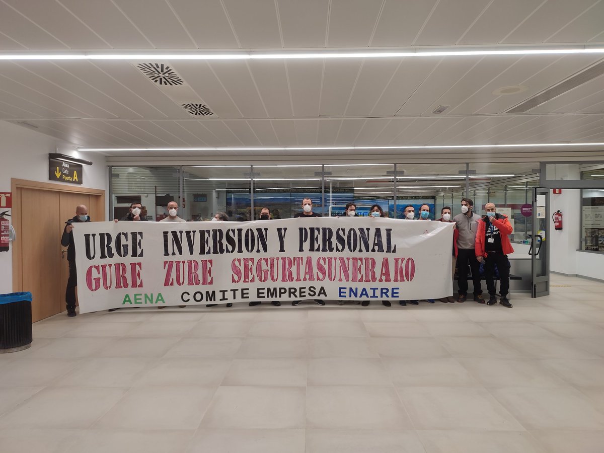 Ayer lxs trabajadorxs de <a href="/aena/">Aena</a> <a href="/enaire/">ENAIRE</a> nos volvimos a concentrar en <a href="/ForondaAirport/">Foronda International Airport</a> reclamando más personal e inversión.
➡️Somos el 4° en carga en el estado y tenemos menos de la mitad de plantilla q Zaragoza (2° en carga)
➡️200.000 pax y subiendo.
+Personal x tu seguridad!