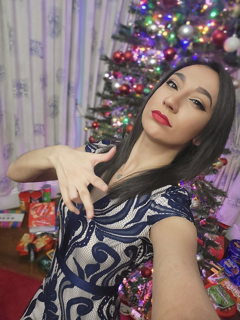 Sunaiya11's tweet photo. I can't pose and blurred every photo, but we got dressed up nice 

Merry Christmas 🎄 https://t.co/03tgle9DpQ