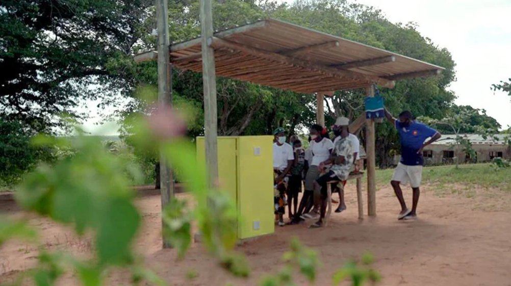 ofuturecities's tweet photo. Located in the area of Magunze, Mozambique the Solar Giraffe is a communal space designed by Ruben Morgado. It consists of photovoltaic panels that provides power to mobile charging outlets and a radio player.
#solargiraffe #Sustainability
Read more: https://t.co/ROkZ9KdchO https://t.co/wUm6A8RNzi