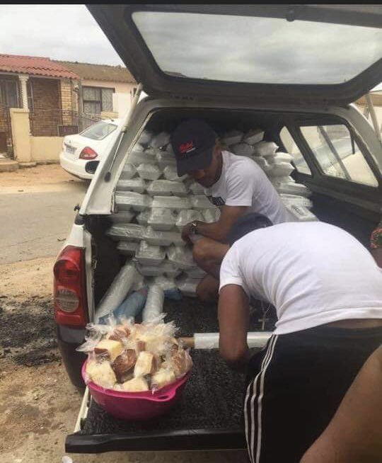 nkosazana_the's tweet photo. My Big sister and brother in law and fam have this tradition they do every Christmas where they cook meals for the homeless be donate clothes kwazakhele and surroundings in PE, they are asking for any kinds of donations or volunteers around PE. Dm me 4 more details.#GirlTalkZA https://t.co/qzcEmN10rL